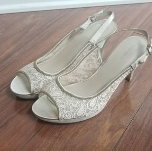💖💥New to the closet💥💖NWOT Nine West lace peep toe sandals